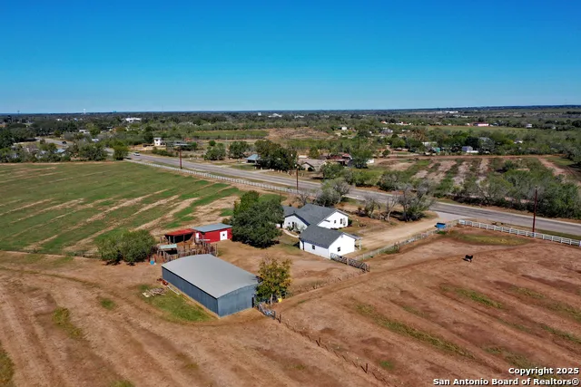 461 Highway 173 S Devine, TX 78016